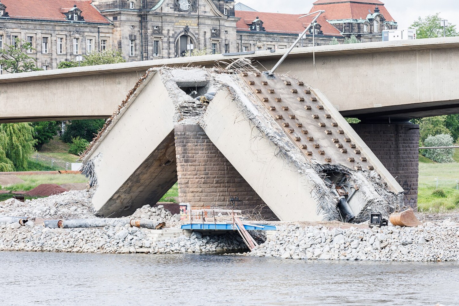 <p><a title="Wikimedia" href="https://commons.wikimedia.org/wiki/File:2025-05-18_Carolabr%C3%BCcke_Dresden_STP_4916.jpg#/media/File:2025-05-18_Carolabr%C3%BCcke_Dresden_STP_4916.jpg" target="_blank">Steffen Prößdorf</a>, CC BY-SA 4.0</p>